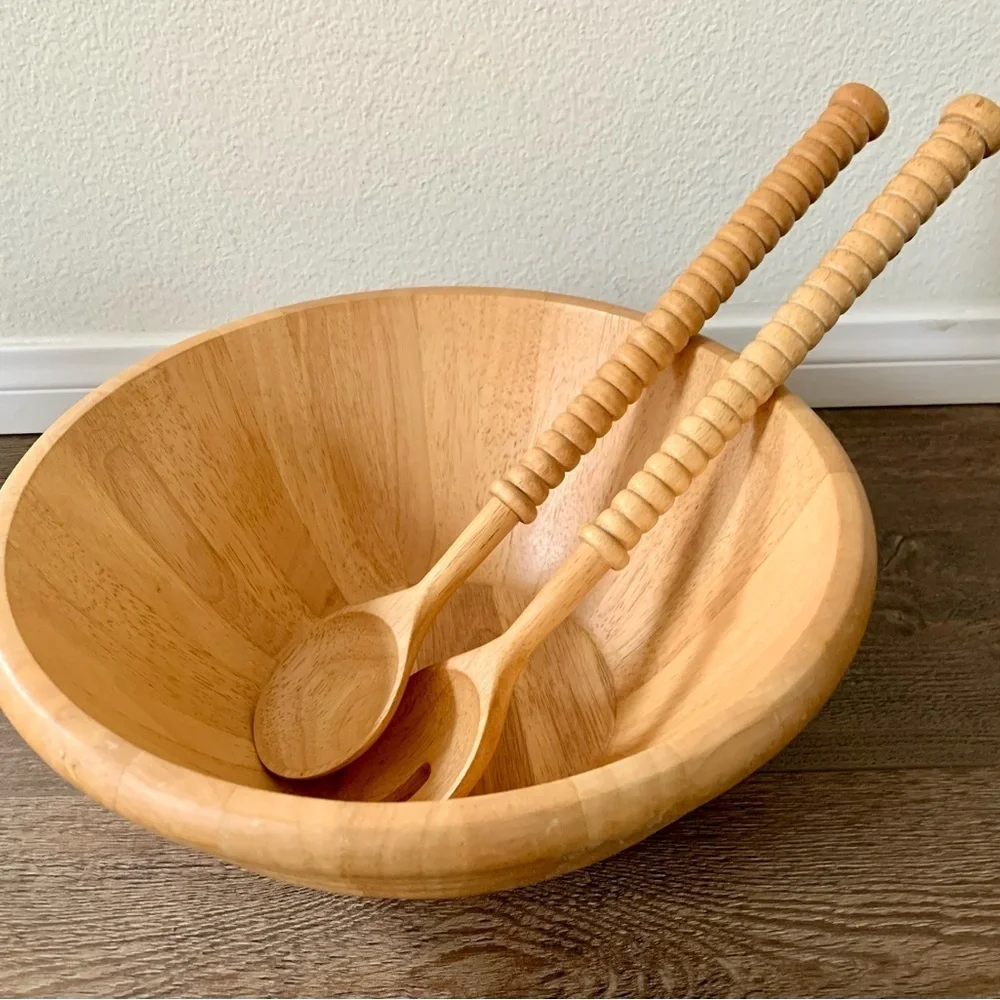 Wooden bowl with 2 spoons